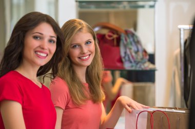 Alışveriş Merkezi içinde iki genç kadın