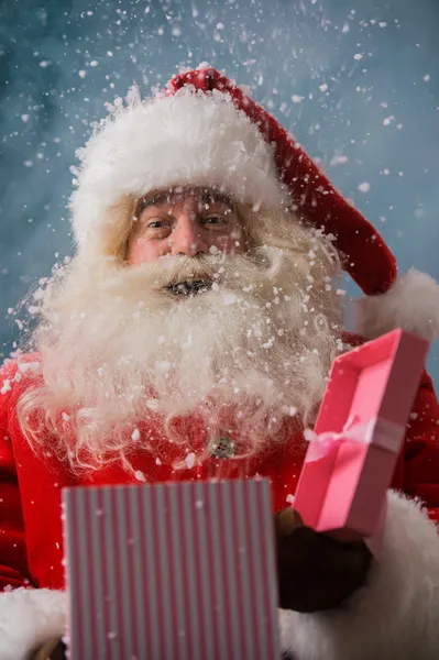 Szczęśliwy Mikołaj otwarcie swój bożonarodzeniowy prezent na biegun północny — Zdjęcie stockowe