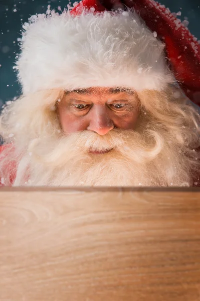 Санта-Клаус открывает рождественскую волшебную концепцию — стоковое фото