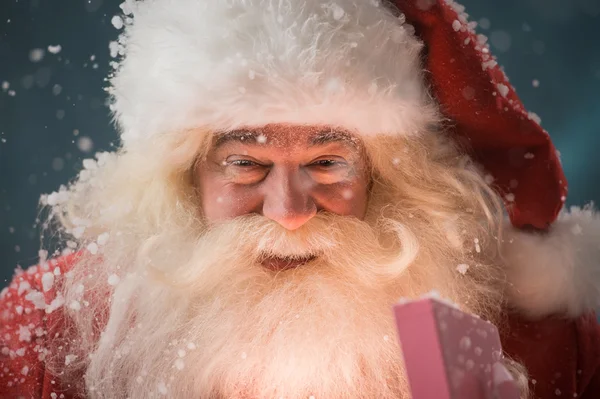 Mutlu Noel Baba hediye kutusu açma portresi — Stok fotoğraf