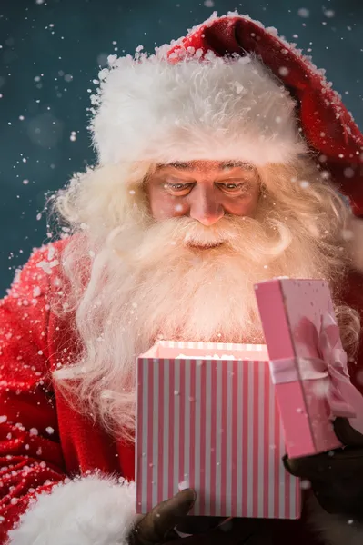 Retrato de feliz Santa Claus apertura caja de regalo — Foto de Stock