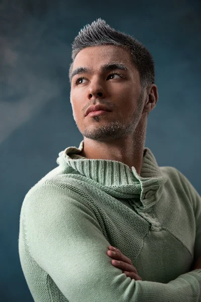 Muž oteplování s ležérní svetr v zimě — Stock fotografie