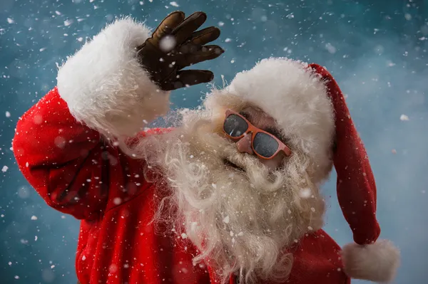 Babbo Natale indossa occhiali da sole che ballano all'aperto al Polo Nord — Foto Stock