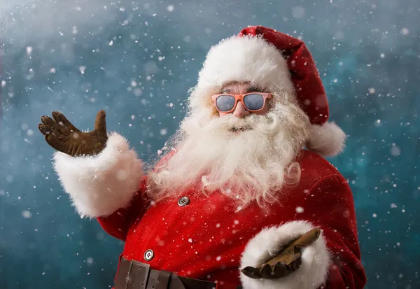 Weihnachtsmann mit Sonnenbrille tanzt draußen am Nordpol — Stockfoto