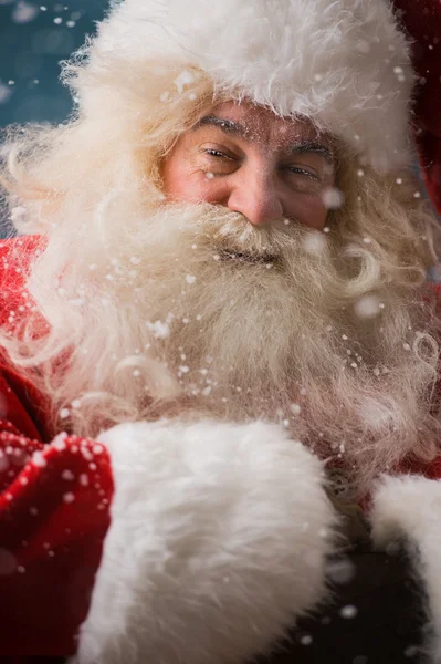 Santa claus stojící venku na severní pól — Stock fotografie