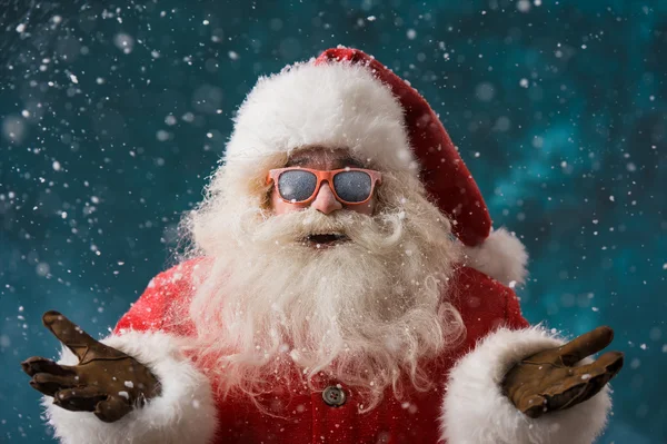 Santa claus sobie okulary taniec na zewnątrz na biegun północny — Zdjęcie stockowe