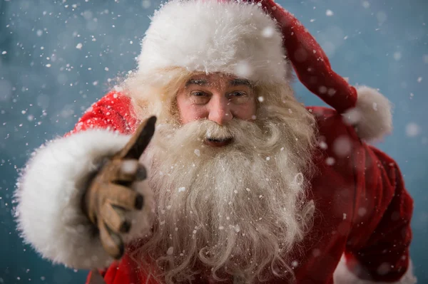 Santa claus kör utomhus på Nordpolen — Stockfoto