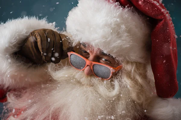 Papai Noel usando óculos de sol dançando ao ar livre no Pólo Norte — Fotografia de Stock