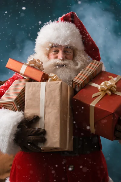 Santa Claus con su saco de regalos — Foto de Stock