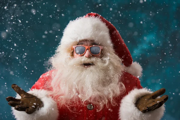 Санта-Клауса носити сонцезахисні окуляри танцювати на відкритому повітрі на Північний полюс Стокове Зображення