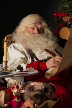 Noel Baba evde oturan