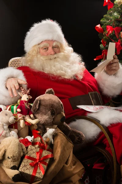 Papai Noel segurando envelope — Fotografia de Stock