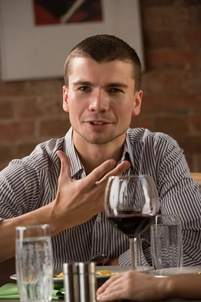 Hombre divirtiéndose en restaurante — Foto de Stock