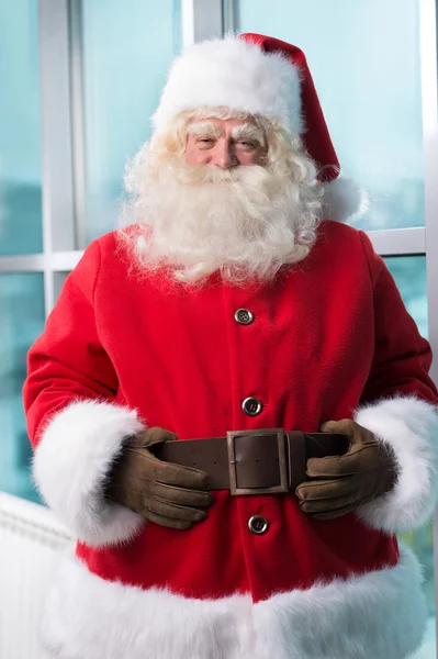 Santa op luchthaven — Stockfoto