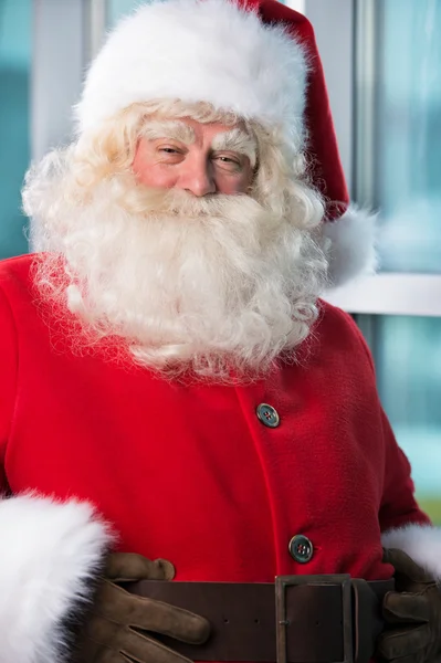 Santa op luchthaven — Stockfoto