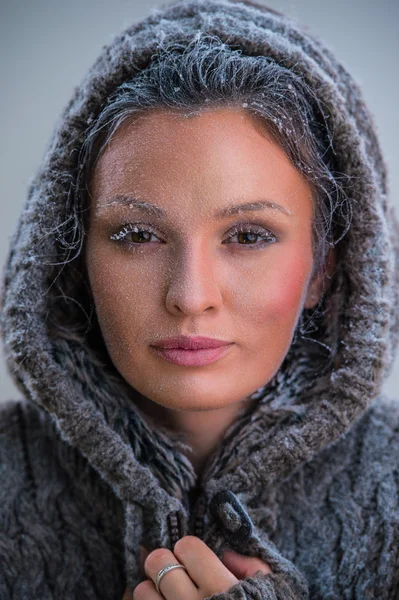 Jeune femme à capuche — Photo