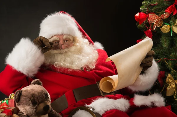 Santa claus lezing brief — Stockfoto