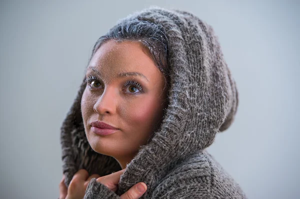 Jovem mulher usando capuz — Fotografia de Stock