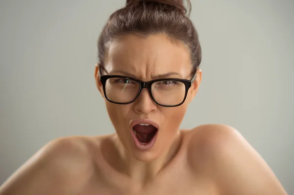 Ung kvinna bär glasögon — Stockfoto