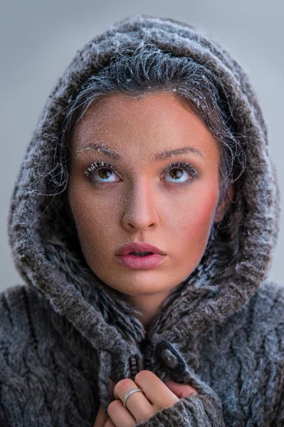Flicka med frost på ansikte — Stockfoto