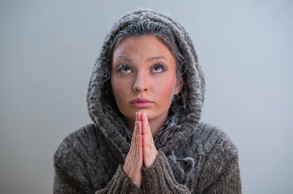 Mujer rezando. — Foto de Stock