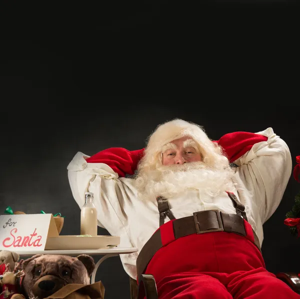 Weihnachtsmann entspannt sich zu Hause — Stockfoto