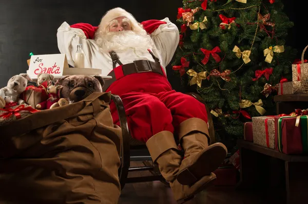 Papai Noel enquanto relaxa em casa — Fotografia de Stock