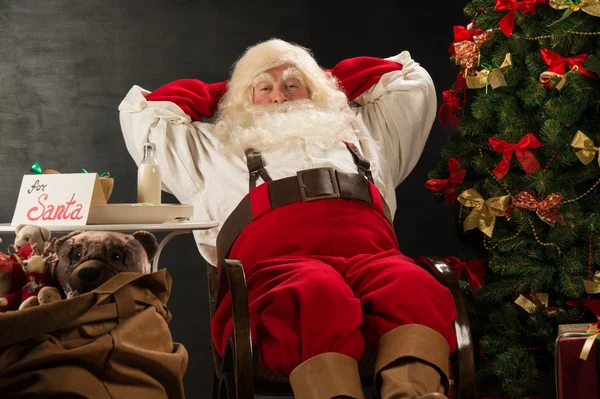 Papá Noel relajándose en casa — Foto de Stock