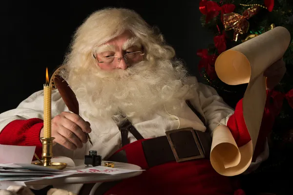 Papá Noel sentado en casa — Foto de Stock