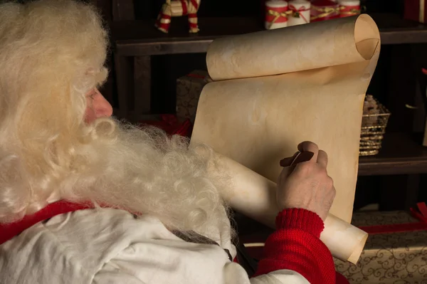 Santa claus sitter hemma — Stockfoto