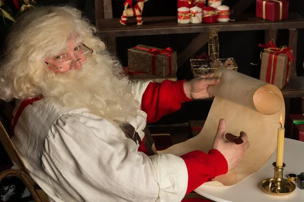 Papá Noel sentado en casa — Foto de Stock