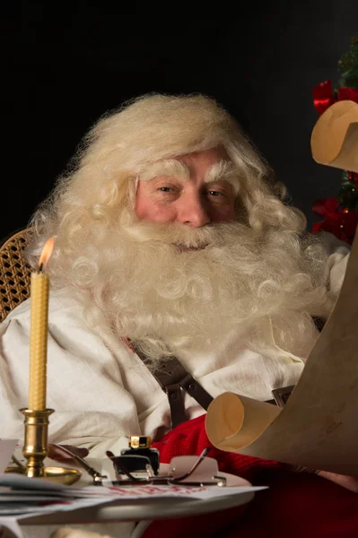 Santa claus om thuis te zitten — Stockfoto