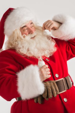 Noel Baba süt içerken