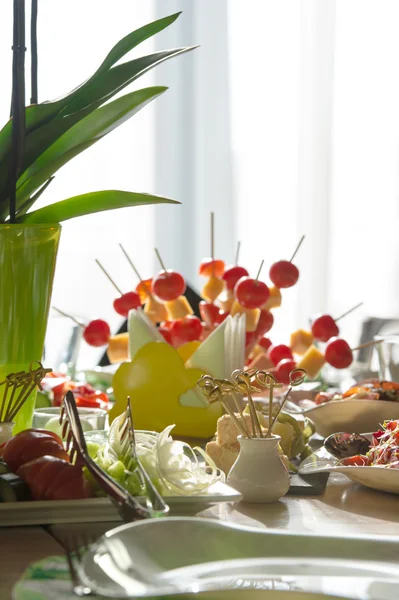 Mesa cheia de alimentos biológicos . — Fotografia de Stock