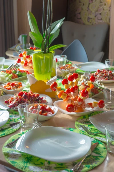 Tabla llena de alimentos ecológicos . —  Fotos de Stock