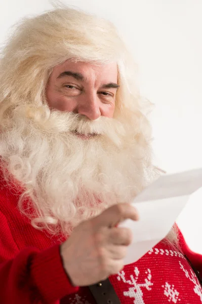 Noel Baba Noel mektubu holding — Stok fotoğraf