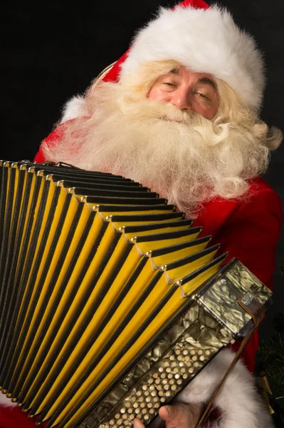 Kerstman zit in fauteuil — Stockfoto