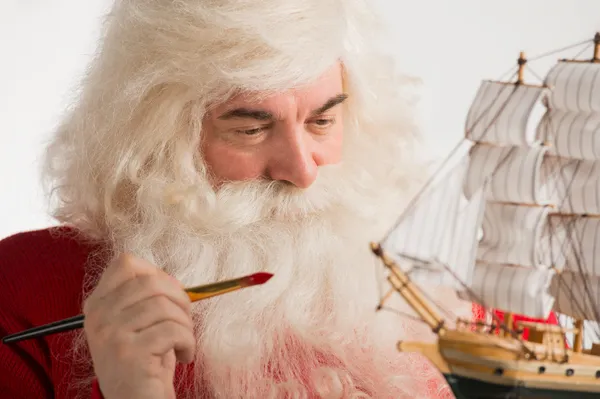 Santa claus maken van speelgoed. — Stockfoto