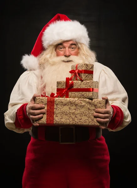 Noel Baba hediyeleri holding yığını — Stok fotoğraf