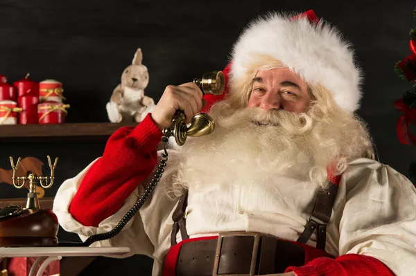 Santa claus bellen via de telefoon — Stockfoto