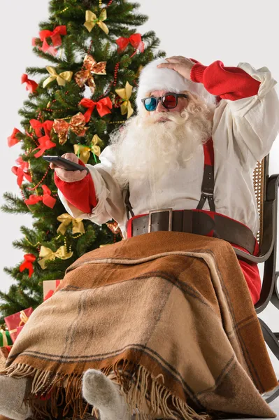 Santa claus oglądania tv — Zdjęcie stockowe