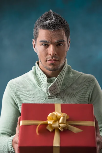 Mann öffnet große Geschenkbox — Stockfoto