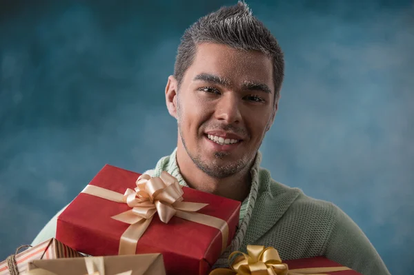 Mann öffnet große Geschenkbox — Stockfoto