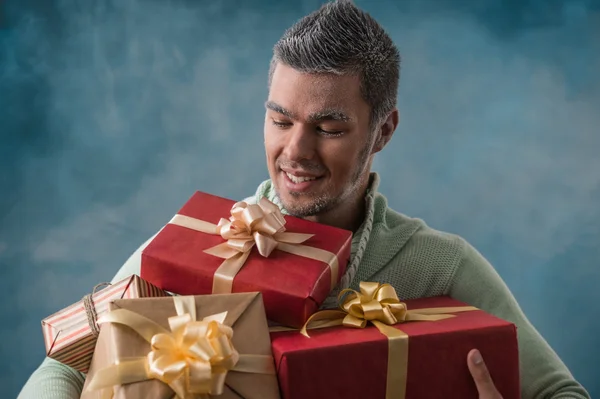 Hombre abriendo caja de regalo grande — Foto de Stock