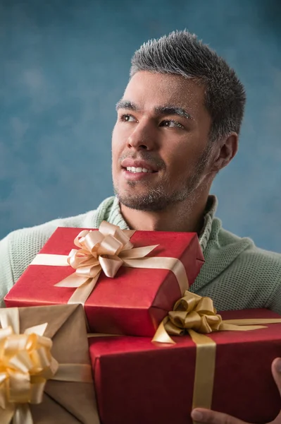 Hombre abriendo caja de regalo grande — Foto de Stock
