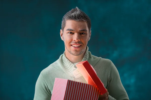 Homem abrindo grande caixa de presente — Fotografia de Stock