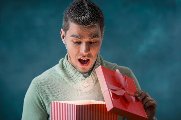 Hombre abriendo caja de regalo grande —  Fotos de Stock