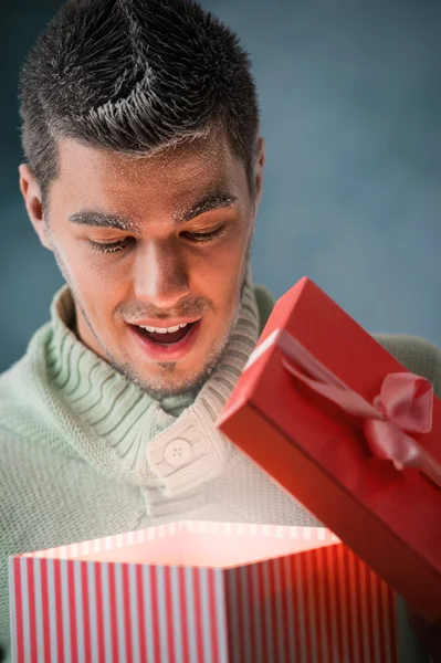 Mann öffnet große Geschenkbox — Stockfoto