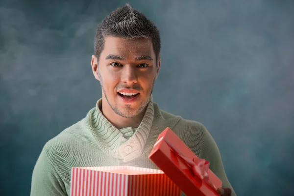 Hombre abriendo caja de regalo grande —  Fotos de Stock