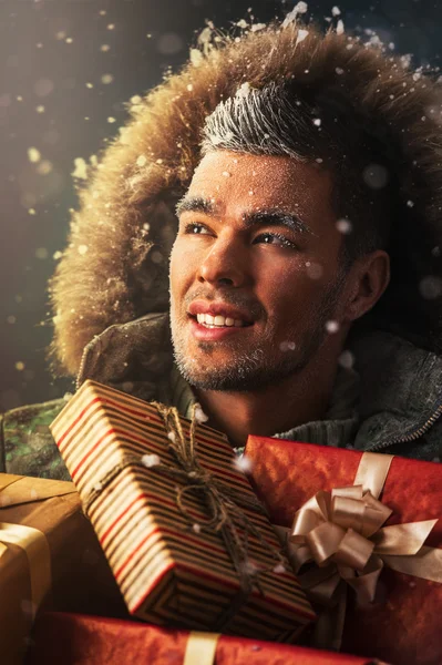 Homem carregando presentes de Natal — Fotografia de Stock